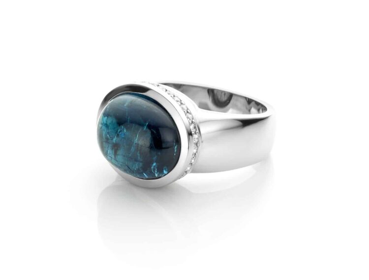 ring van witgoud 18 karaat met cabochon geslepen indigoliet toermalijn independent blue cober