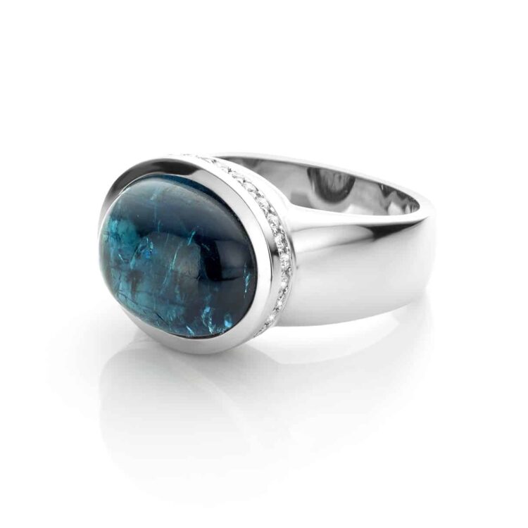 ring van witgoud 18 karaat met cabochon geslepen indigoliet toermalijn independent blue cober