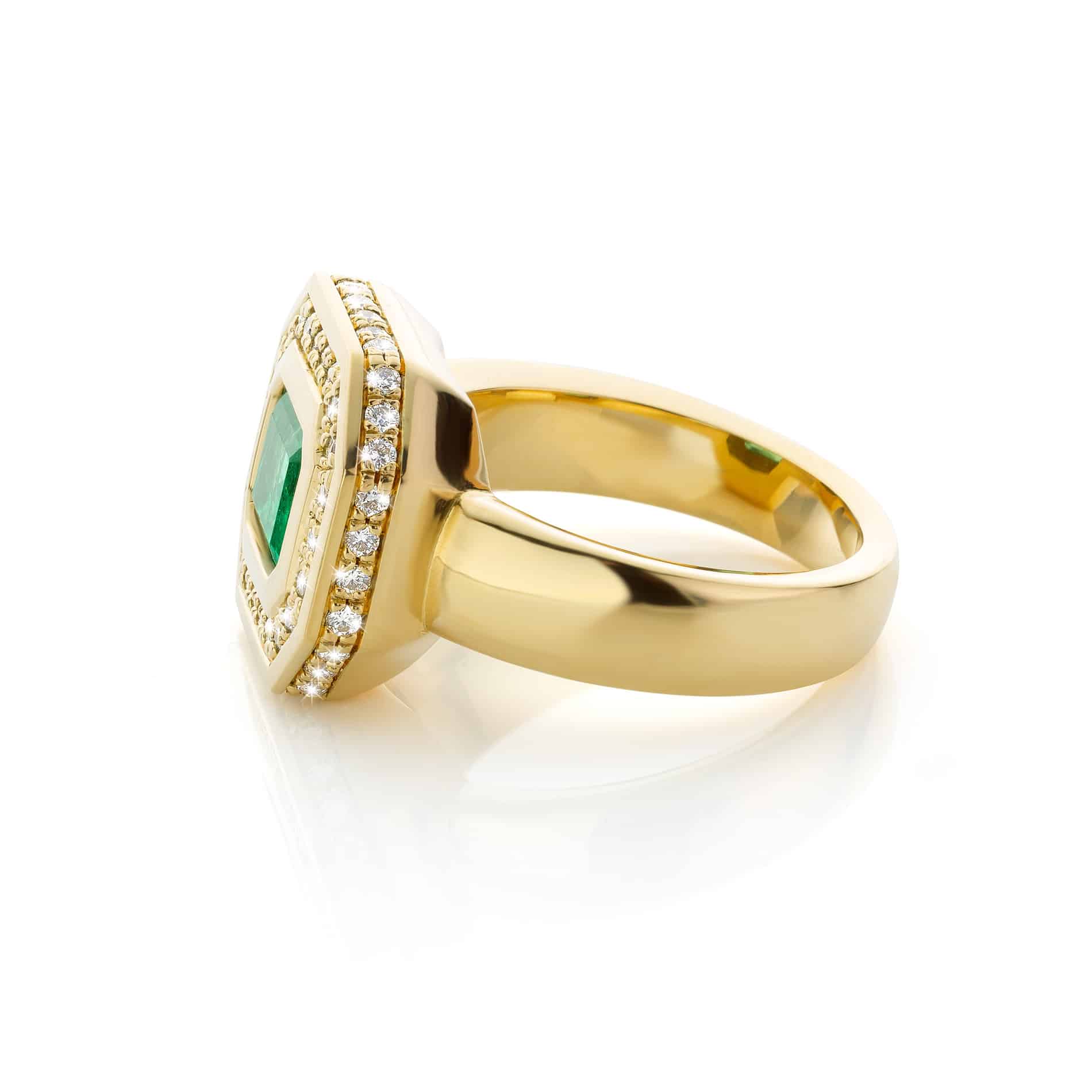 Classic ring with emerald and diamonds - Cober Juweliers