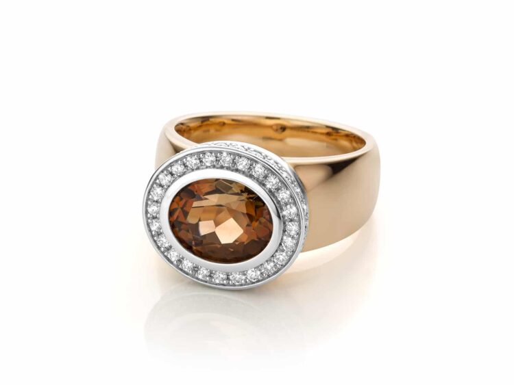 geelgouden-exclusieve-ring-met-briljant-geslepen-diamanten-en