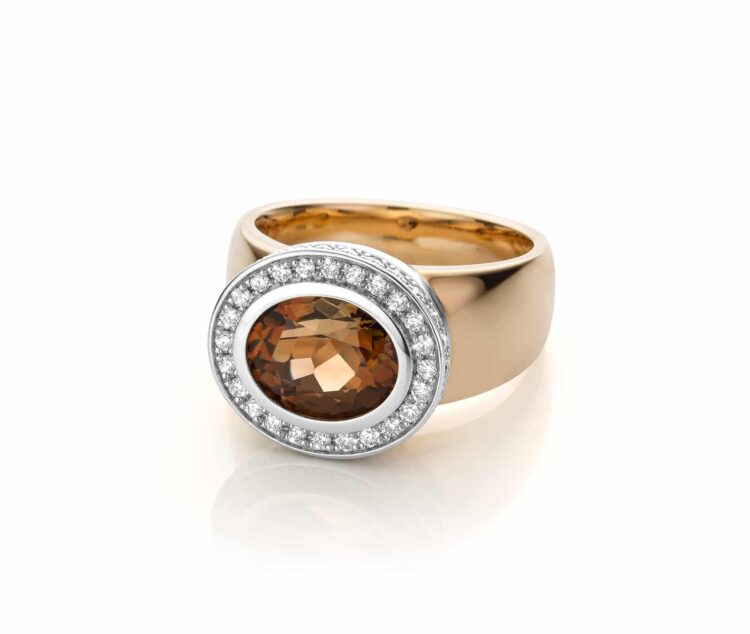 geelgouden-exclusieve-ring-met-briljant-geslepen-diamanten-en