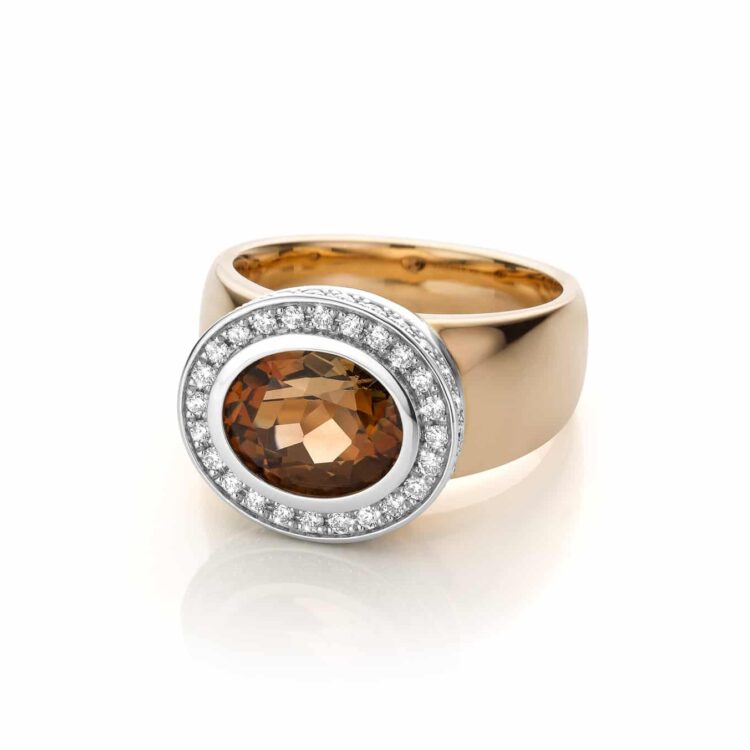 geelgouden-exclusieve-ring-met-briljant-geslepen-diamanten-en