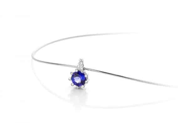 witgouden-collier-met-blauwe-tanzaniet-een-peer-geslepen-diamant-en-briljant-geslepen-diamanten-door-cober