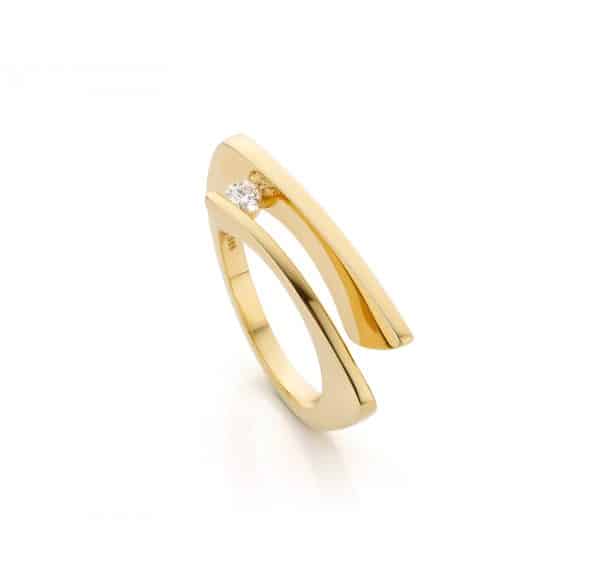 handgemaakte-geelgouden-ring-met-diamant-4