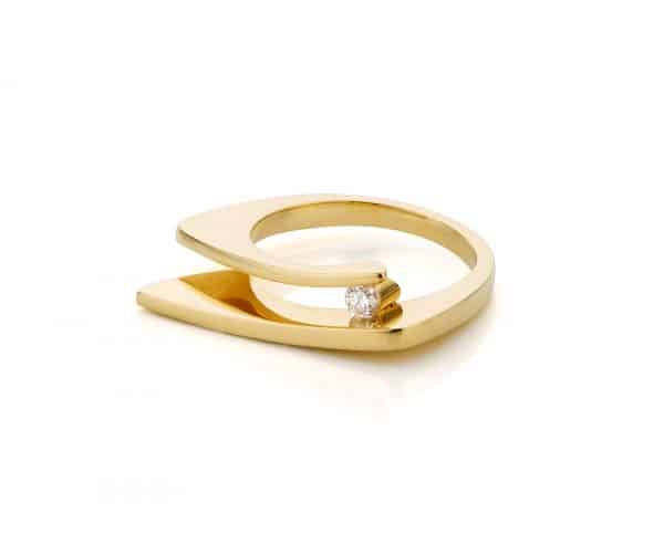 handgemaakte-geelgouden-ring-met-diamant