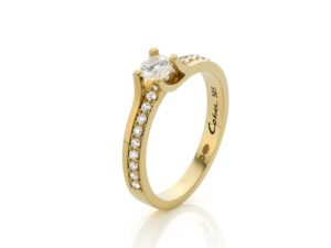 Diamond ring in 14K yellow gold