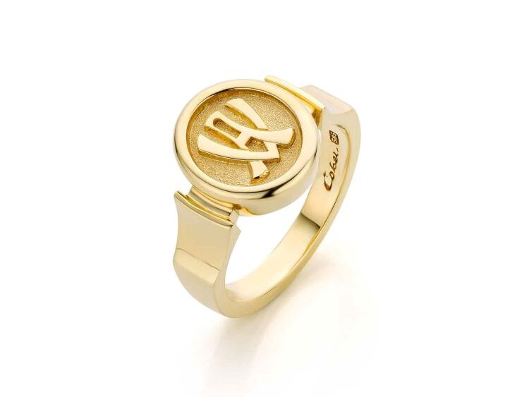 Ladies signet ring yellow gold with monogram