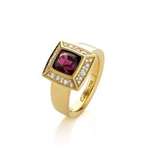 Cocktail ring with spinel