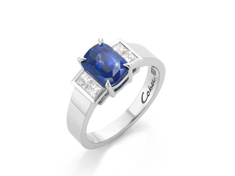 Ring with Sapphire and diamonds