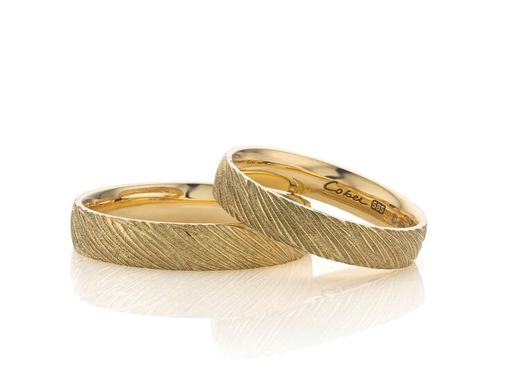 Wedding rings diagonal Fine Lines