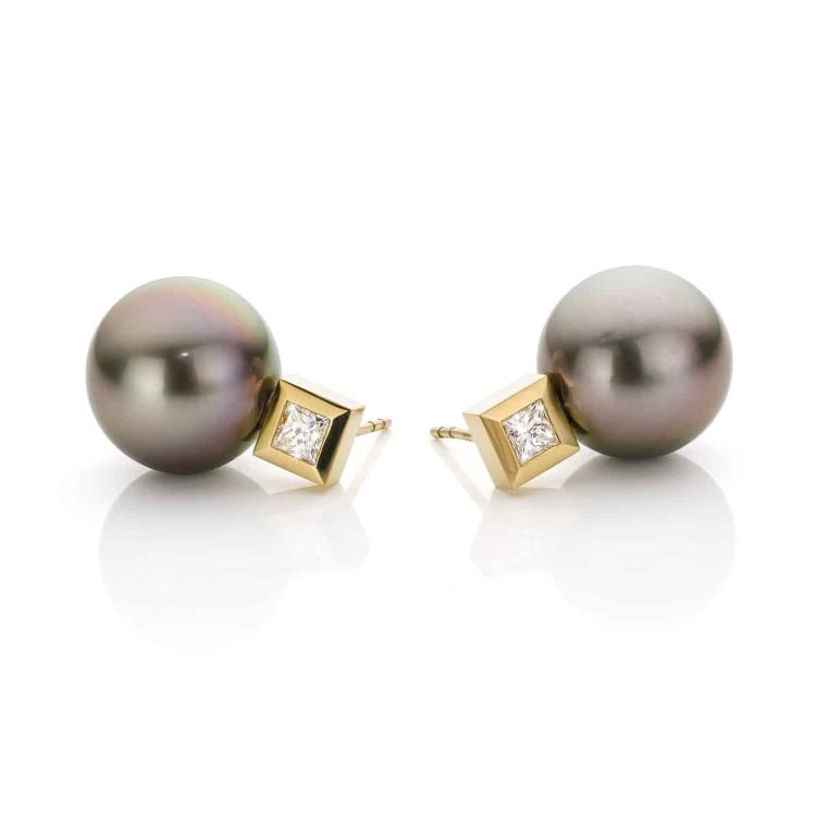 Yellow gold ear studs with Tahitian Pearl