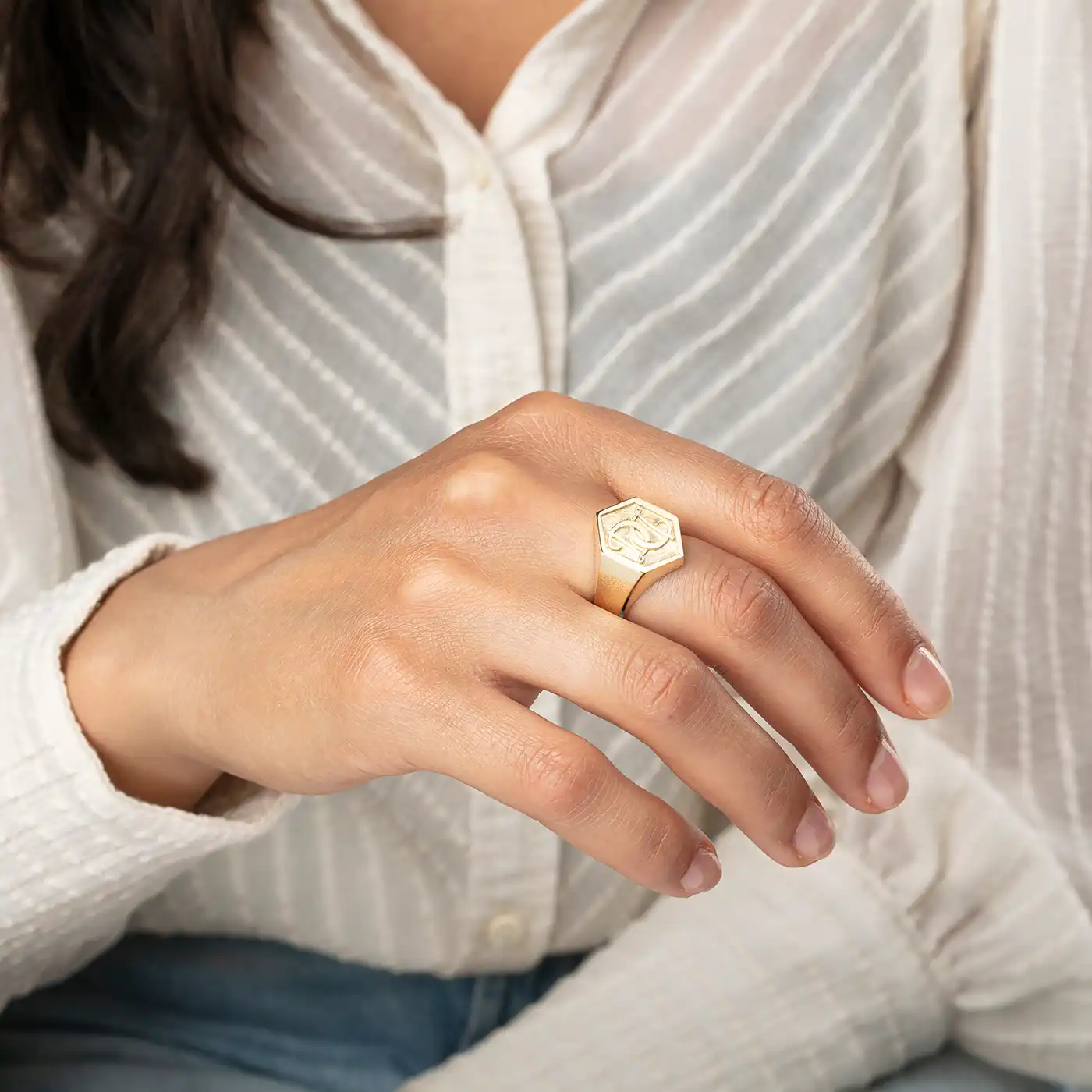 Geelgouden hexagon zegelring met initialen